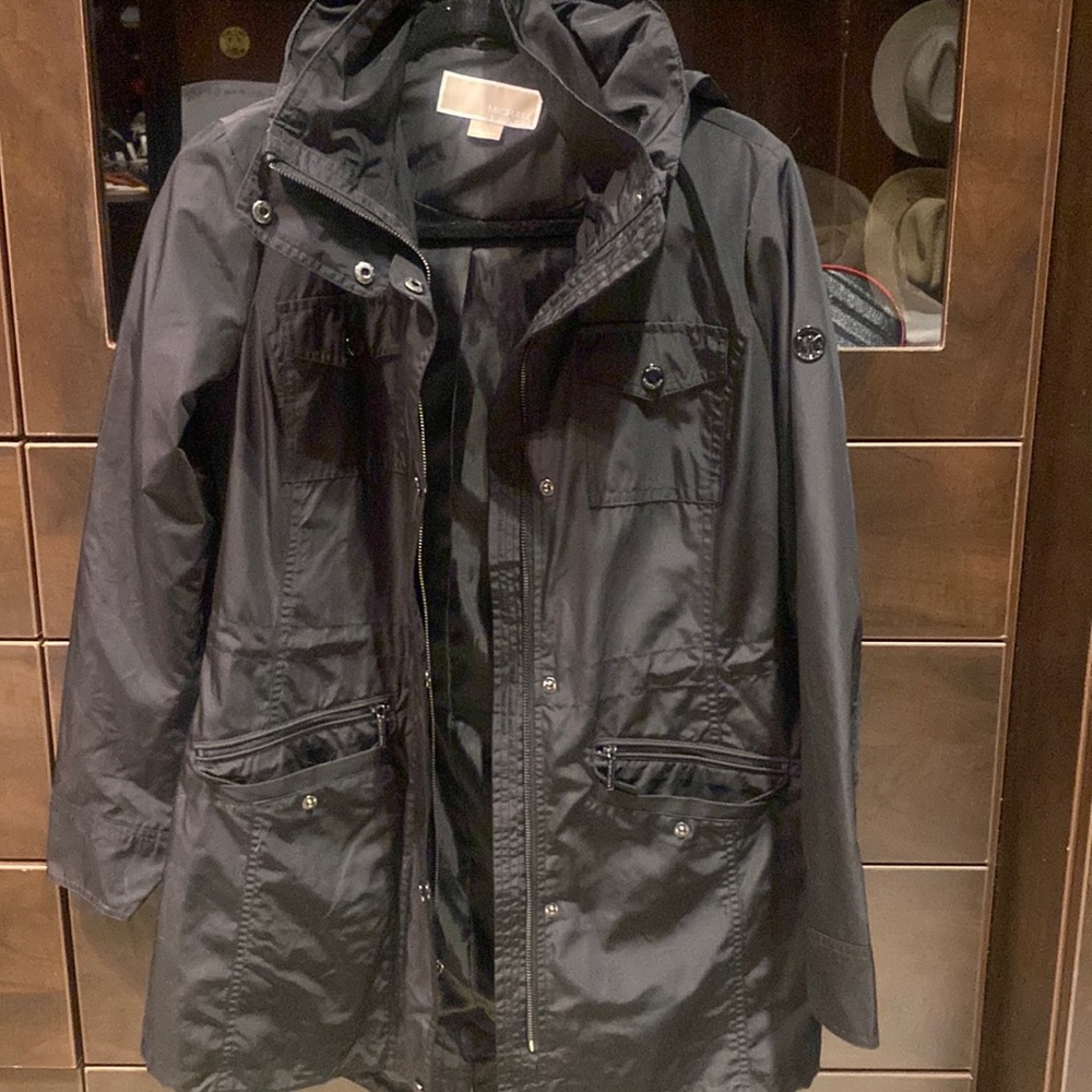 Waterproof and hooded coat, length to mid thigh